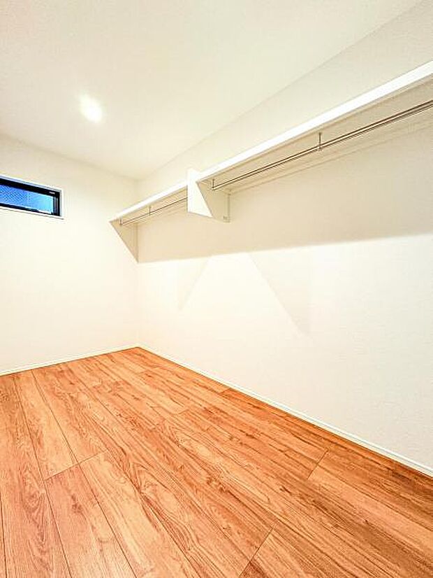 【ウォークインクローゼット】大きな収納力を持つウォークインクローゼット付き。複数で共有して使うこともでき、奥様が独り占めすることも可能です♪