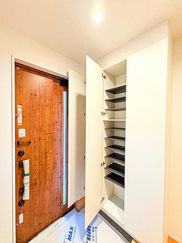 【明るく収納豊富な玄関】可動棚で調整可、ロングブーツやトレッキング靴もすっぽり収まる玄関収納
