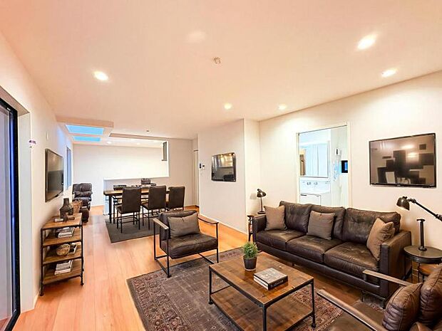 【南向きで明るく開放感のあるリビング:18帖】お店で見掛けた「あの家具」でも自由に配置できるゆとりのリビング空間。※家具はCG合成の為、付属しません。