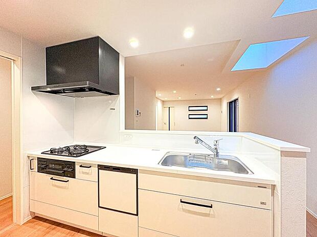 【リビングを見渡せる開放感のある対面式キッチン】対面タイプならキッチン内にいながらご家族やお客様との会話が楽しめます。