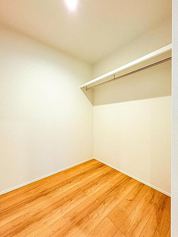 【ウォークインクローゼット】大きな収納力を持つウォークインクローゼット付き。複数で共有して使うこともでき、奥様が独り占めすることも可能です♪