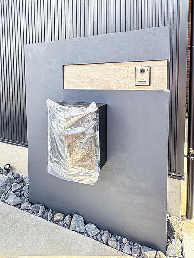 【宅配ボックス】今や当たり前になりつつある宅配ボックスを玄関横の機能門柱に完備しております。このご時世に嬉しい設備ですね。