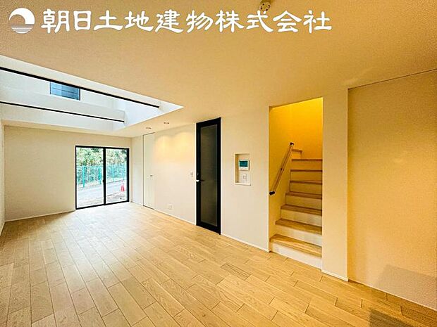 【リビング】静寂も喧騒も楽しめるご家族のお気に入りの大空間。いつまでもその場にいたくなる心地よさがご家族を繋げます。