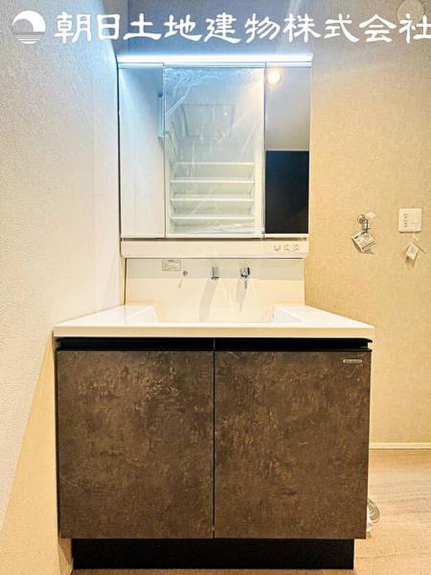 【洗面台】さわやかに気持ちよく1日が始められるように、機能性とデザイン性を両立した洗面化粧台です。