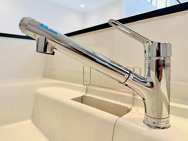 【浄水器一体型水栓】浄水器付きでいつでもおいしい水をいつでも手軽に使えます。飲み水やお料理にも安心ですね