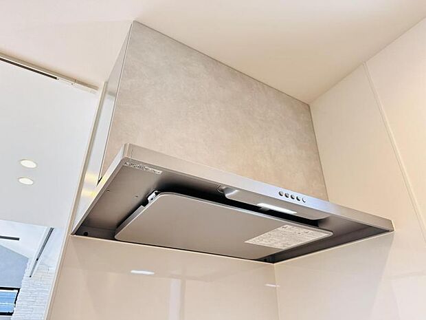 【スリム型レンジフード】稼働時の音が換気扇よりも静か 屋外とダイレクトにつながる換気扇と比べ、音が静かなメリットがあります。