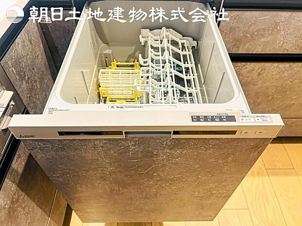 【ビルトイン食洗機】洗浄から乾燥までボタン一つで完結する食洗機付き。大変な洗い物がぐっと短く済みます！