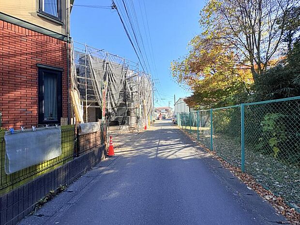 【前面道路を含む現地外観】