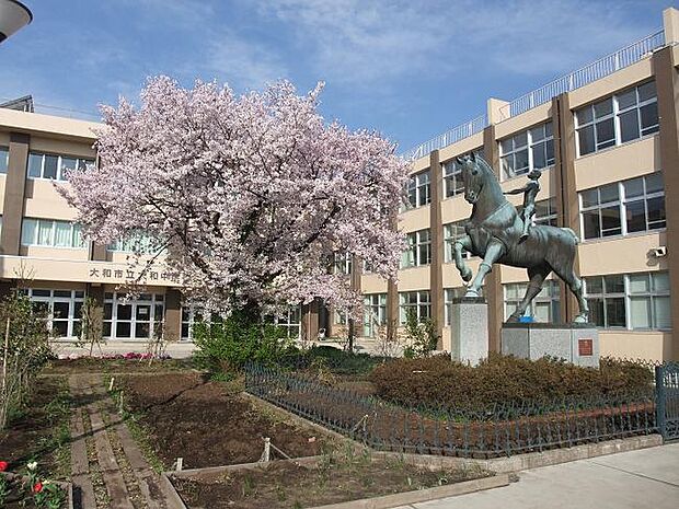 【大和市立大和中学校】　1700ｍ　住宅地なので、静かで明るい場所です。治安もいいかと思います。駅から10分程になりますので、公立校としは近い方だと思います。