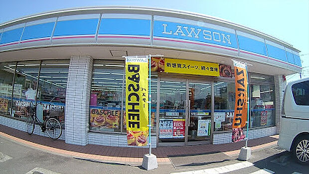 【ローソン　大和上草柳五丁目店】　540ｍ　駐車場が広々しており利用しやすいです。