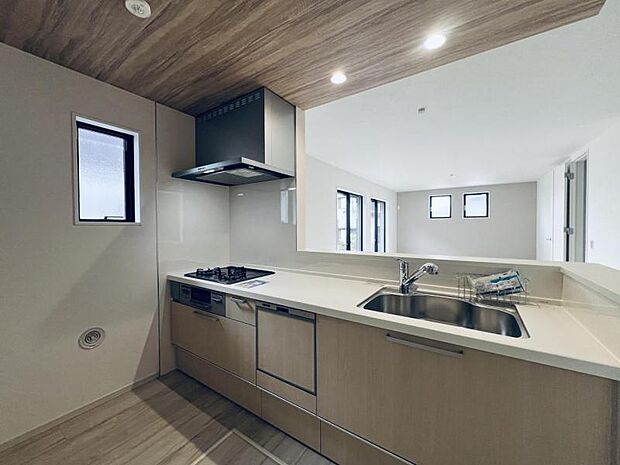 【キッチン】明るく開放感があるキッチンはリビングが見渡せる対面キッチンを採用。いつでもご家族を感じながらお料理できます。