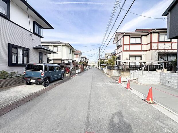 【前面道路を含む現地写真】閑静な住宅街にあり、車通りも少なく安心です。