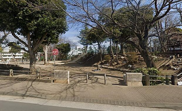 【小園東公園】120ｍ　子どもが走り回るには十分な広さの公園です。設備は水飲み・手洗い場があり、遊び場には砂場、ブランコすべり台があります。