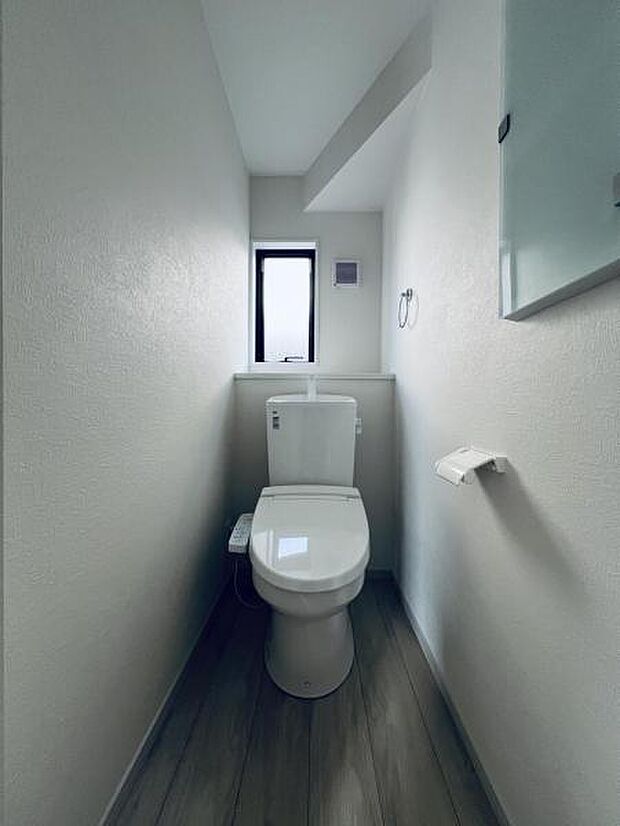 【ウォシュレット付き】洗浄、保温などの機能を備えたウォシュレット。洗浄により毎回のペーパー使用量を減らせ、保温により冬場の便座のひんやりを解消してくれる便利な設備付き