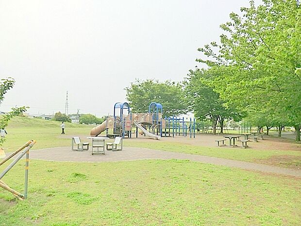 【さむかわ中央公園】　1100ｍ　寒川神社から歩いて10分ぐらいの所にある公園です。