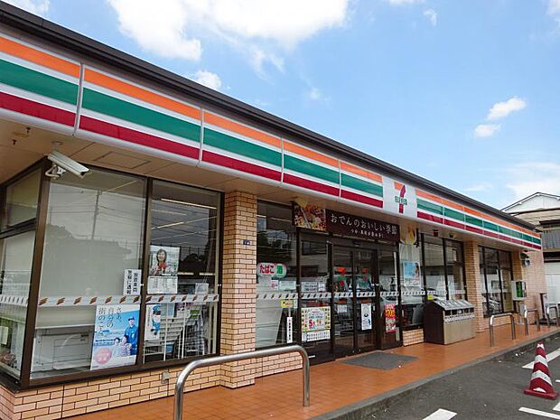 【セブンイレブン 綾瀬蓼川2丁目店】 240m 駐車場がとても広いので車が停めやすいです。品揃えも良く便利です。