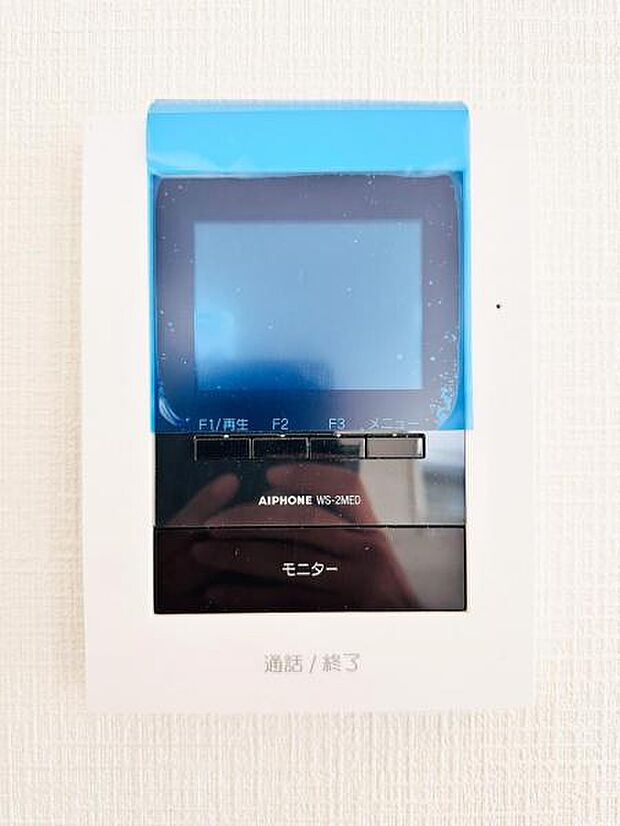 【モニター付きインターフォン】来訪者を映像で確認するシンプルな設備ながらセキュリティ効果はマル。最近は録画機能があるタイプも増え、留守中の訪問者も確認できます!