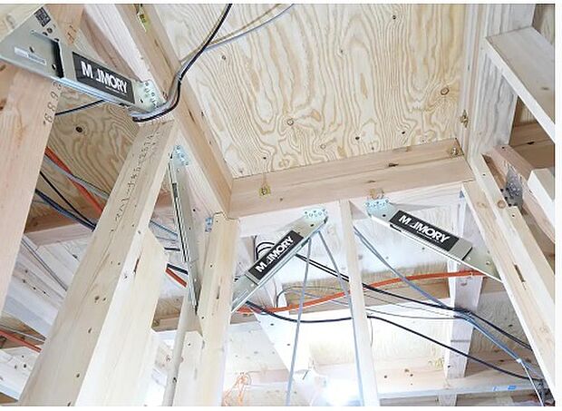 【制震ダンパーを標準装備】　特殊なゴムの力で地震の揺れを吸収、低減し、住宅の損傷を大幅に抑えます。