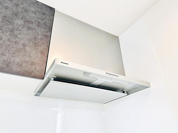 【スリム型レンジフード】稼働時の音が換気扇よりも静か 屋外とダイレクトにつながる換気扇と比べ、音が静かなメリットがあります。