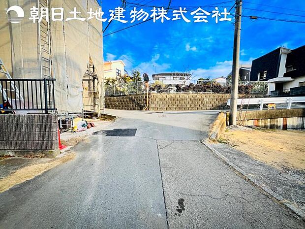 【前面道路を含む現地外観】