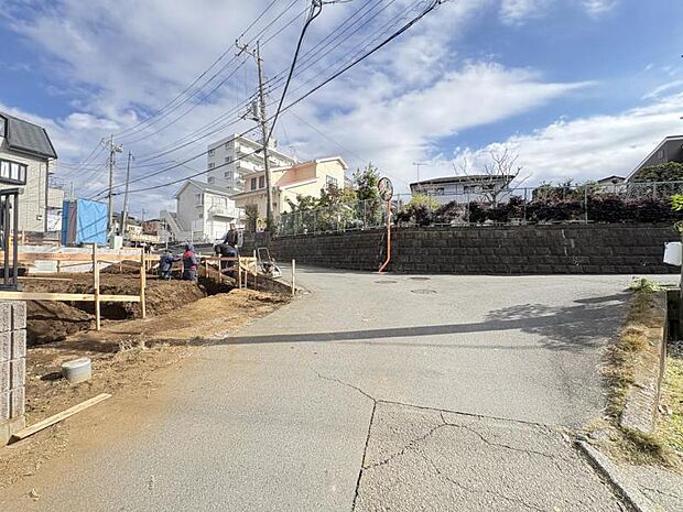 【前面道路を含む現地外観】