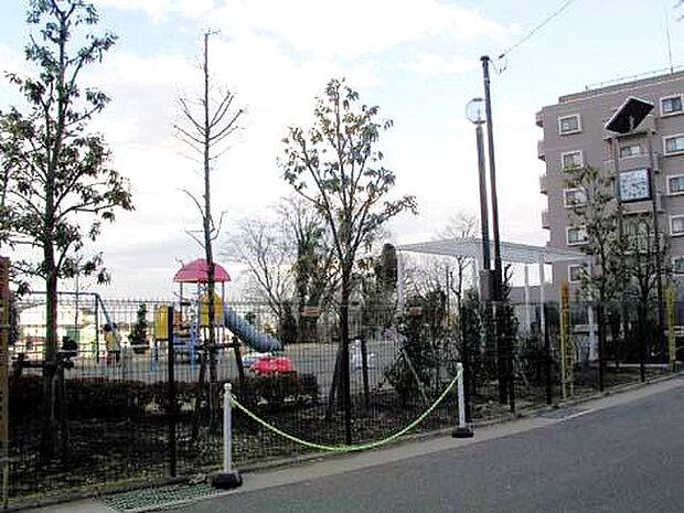 【沖原くすのき公園】800ｍ　複合遊具が目印！ 走りまわれるスペースのある公園です。近くにはマンションなどがあり、地域の人で賑わう公園です。