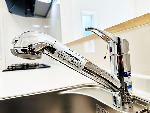 【浄水器一体型水栓】浄水器付きでいつでもおいしい水をいつでも手軽に使えます。飲み水やお料理にも安心ですね