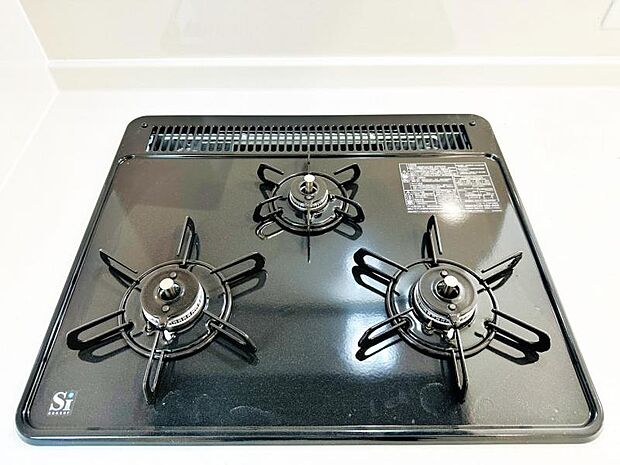 【三ツ口ガスコンロ】煮込み料理をする際にコンロが一つ塞がって他の料理ができなくて時間がかかる!そんな不満を解決してくれる3口コンロは他の調理ができるので捗ります!