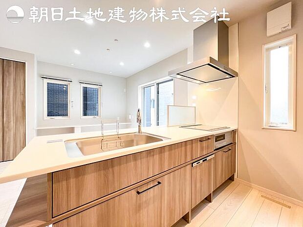 【キッチン】明るく開放感があるキッチンはリビングが見渡せる対面キッチンを採用。いつでもご家族を感じながらお料理できます。