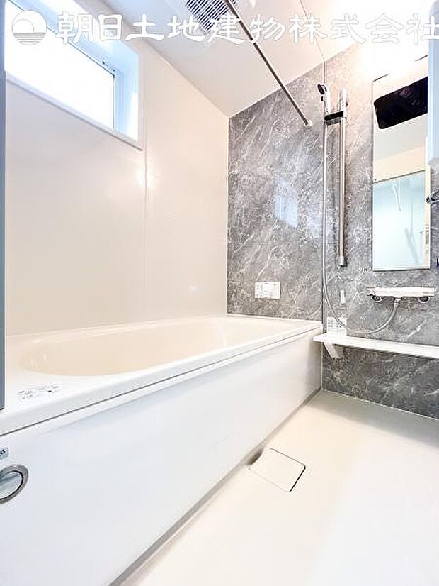 【浴室】浴室はアクセントパネルで落ち着いた印象です。窓から採光もとれていてさわやかな気持ちで入浴できます。