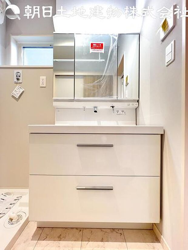 【洗面台】さわやかに気持ちよく1日が始められるように、機能性とデザイン性を両立した洗面化粧台です。