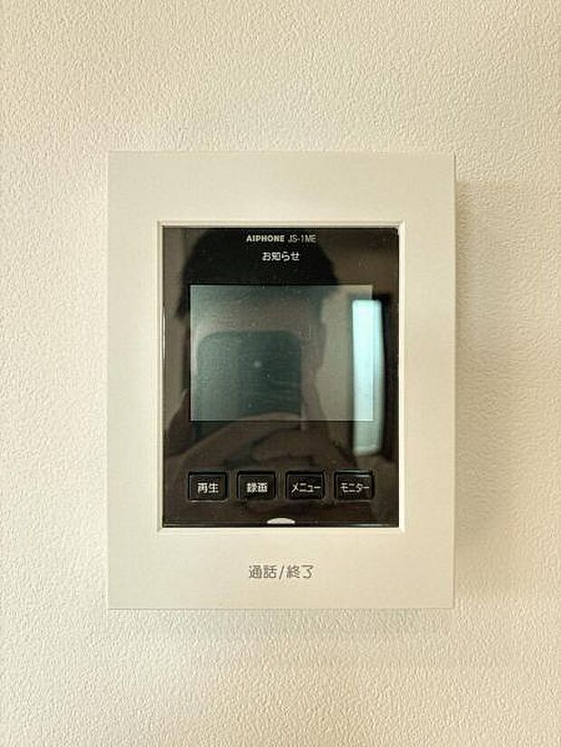 【モニター付きインターフォン】来訪者を映像で確認するシンプルな設備ながらセキュリティ効果はマル。最近は録画機能があるタイプも増え、留守中の訪問者も確認できます！