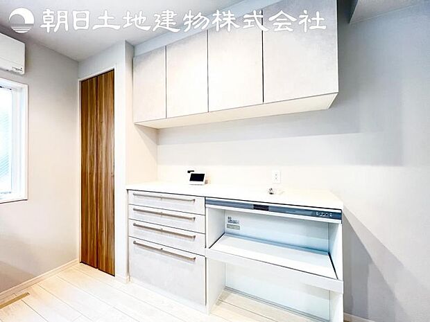 【カップボード(食器棚)】キッチン同メーカーのカップボードを標準設置。リビングから見える部分もキッチンと同じパネルなのでお洒落に見えます♪