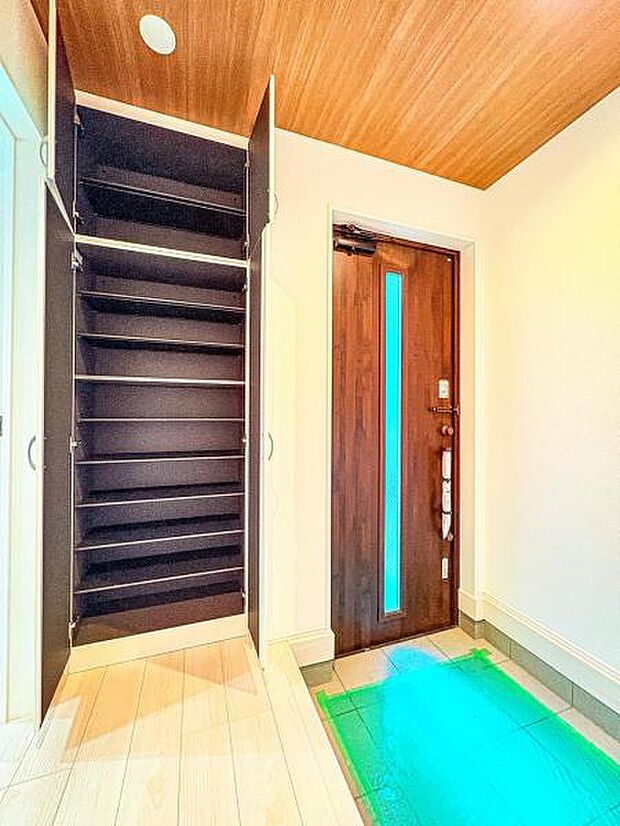 【明るく収納豊富な玄関】天井までの高さがあるタップリ玄関収納、姿見・小引き出し付きなのも便利