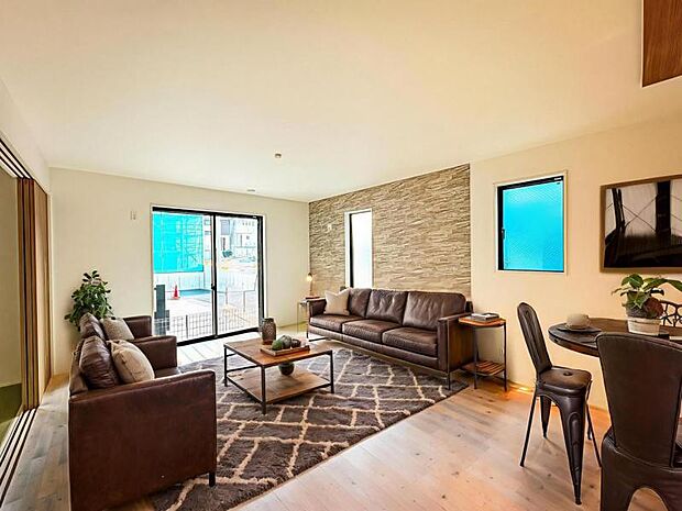 【南向きで明るく開放感のあるリビング:16帖】お店で見掛けた「あの家具」でも自由に配置できるゆとりのリビング空間。陽だまりが寛ぎの時間を更に素敵に演出致します。※家具はCG合成の為、付属しません。