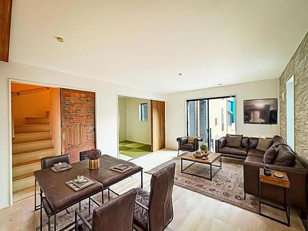 【南向きで明るく開放感のあるリビング:16帖】南側から射し込む陽射しは、家族の会話と共に明るい雰囲気を生み出します。※家具はCG合成の為、付属しません。