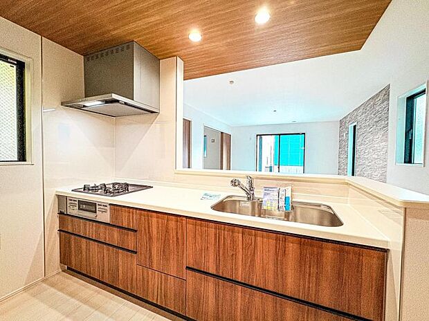 【リビングを見渡せる開放感のある対面式キッチン】対面キッチンならお子様と会話しながらのお料理も可能♪