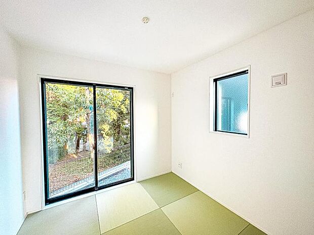 【リビング隣接の和室:4.5帖】柔らかい畳の上ならお子様が転んでも怪我をしにくく安心です。