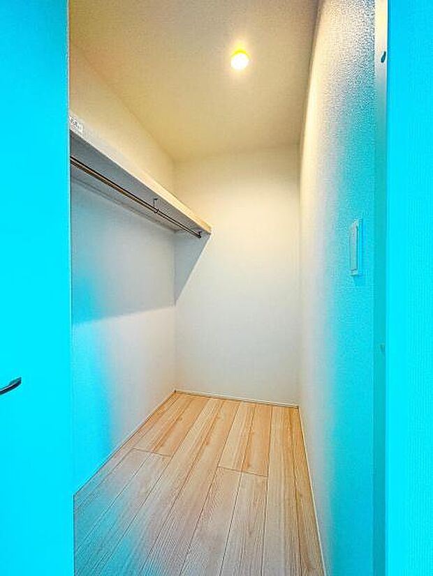 【ウォークインクローゼット】大きな収納力を持つウォークインクローゼット付き。複数で共有して使うこともでき、奥様が独り占めすることも可能です♪