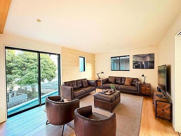 【南向きで明るく開放感のあるリビング:16帖】南側から射し込む陽射しは、家族の会話と共に明るい雰囲気を生み出します。※家具はCG合成の為、付属しません。