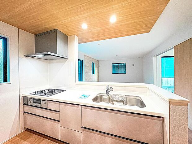 【リビングを見渡せる開放感のある対面式キッチン】対面キッチンならお子様と会話しながらのお料理も可能♪