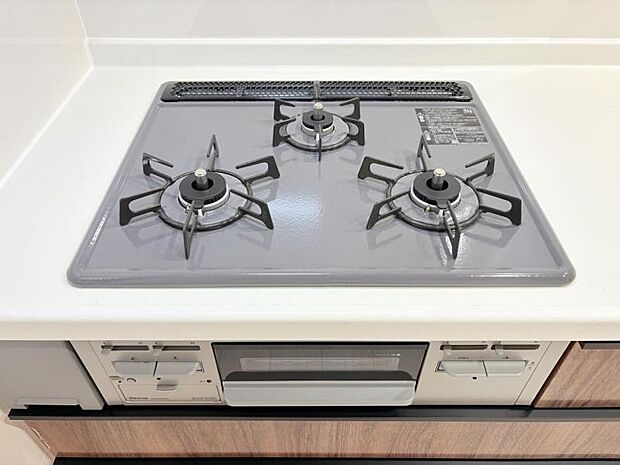 【三ツ口ガスコンロ】煮込み料理をする際にコンロが一つ塞がって他の料理ができなくて時間がかかる!そんな不満を解決してくれる3口コンロは他の調理ができるので捗ります!