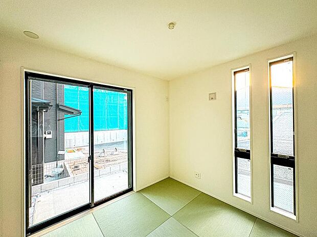 【リビング隣接の和室:4.5帖】柔らかい畳の上ならお子様が転んでも怪我をしにくく安心です。