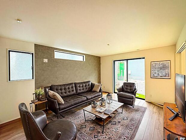 【南向きで明るく開放感のあるリビング:16帖】お店で見掛けた「あの家具」でも自由に配置できるゆとりのリビング空間。陽だまりが寛ぎの時間を更に素敵に演出致します。※家具はCG合成の為、付属しません。