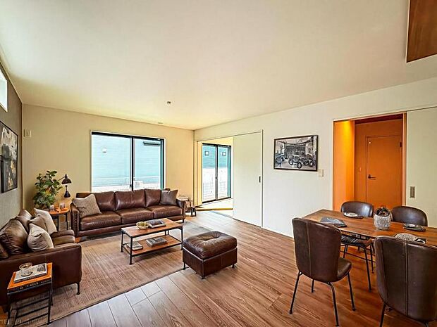 【南向きで明るく開放感のあるリビング:16帖】南側から射し込む陽射しは、家族の会話と共に明るい雰囲気を生み出します。※家具はCG合成の為、付属しません。