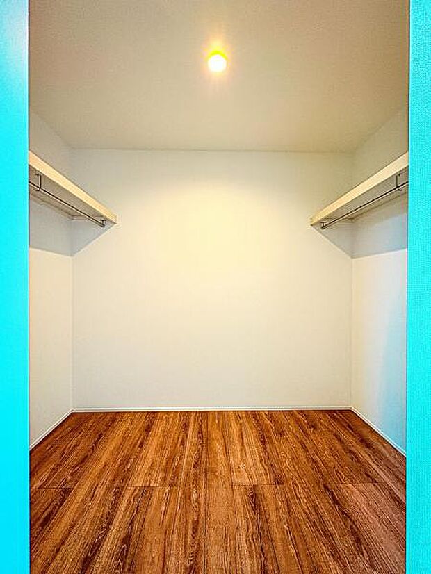 【ウォークインクローゼット】大きな収納力を持つウォークインクローゼット付き。複数で共有して使うこともでき、奥様が独り占めすることも可能です♪