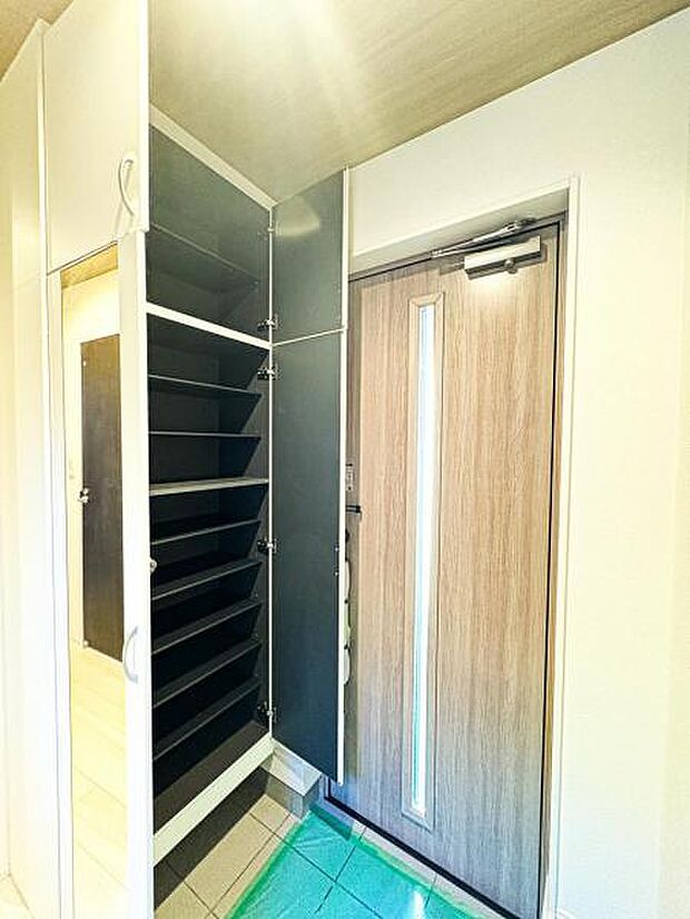 【明るく収納豊富な玄関】天井までの高さがあるタップリ玄関収納、姿見・小引き出し付きなのも便利