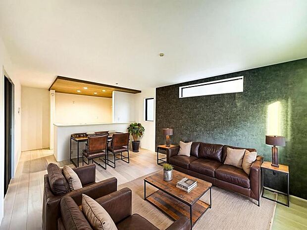 【南向きで明るく開放感のあるリビング:16帖】南側から射し込む陽射しは、家族の会話と共に明るい雰囲気を生み出します。※家具はCG合成の為、付属しません。