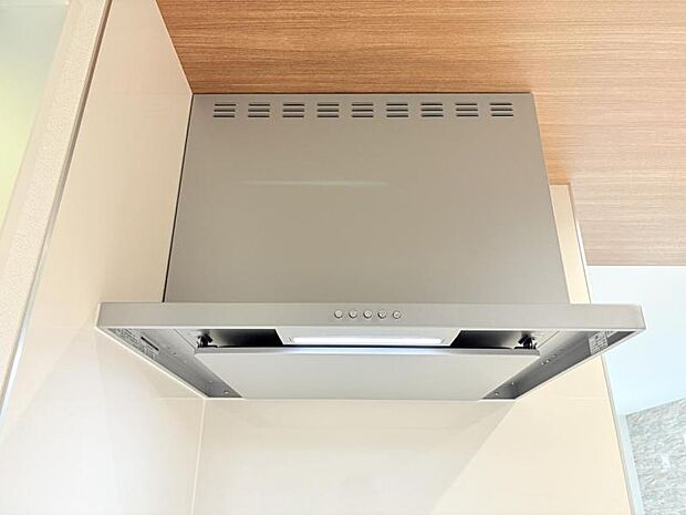 【スリム型レンジフード】稼働時の音が換気扇よりも静か 屋外とダイレクトにつながる換気扇と比べ、音が静かなメリットがあります。