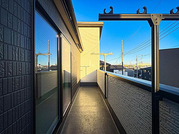 【洗濯物が多くても安心のワイドバルコニー】大型バルコニーは陽当り良好で、たっぷりのお洗濯物もよく乾きます!